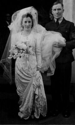1941-08 Win Millard with her brother Arthur at her wedding
