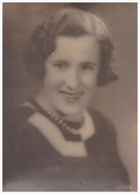 1940 Win Millard
A very nice portrait shot of Lois's mother Win, probably before she was married in 1940.
