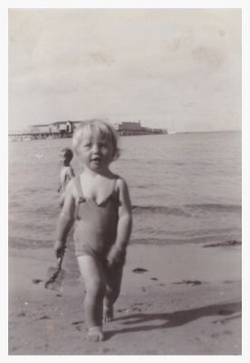 1949 A very young Lois at the beach
