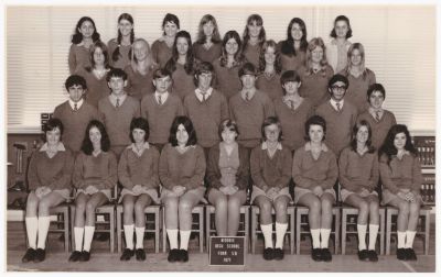 1971 Niddrie High School Form 5A Form Teacher
In 1971, Lois returned to Melbourne from Wodonga, teaching full time at Niddrie HS and completing that one final University subject to complete her degree, a Bachelor of Commerce.
