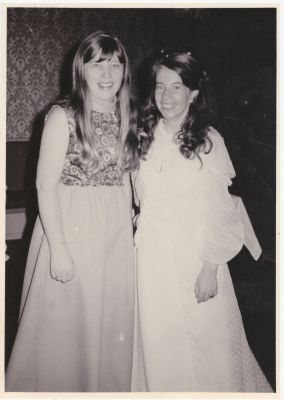1973-01-20 In January 1973 Lois returned to Melbourne to be a bridesmaid at the wedding of her sister Bev to Greg Carruthers
