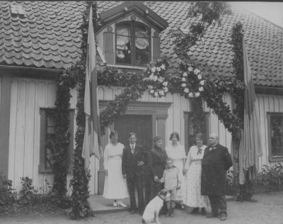 1917 approx - Eriksson family in front of home in Boras
This photo, dating from around 1917, shows Erik and Maria with their 5 children Karin, Anna Maria, Margaret, Erik Gustav and Erik Gunnar.
